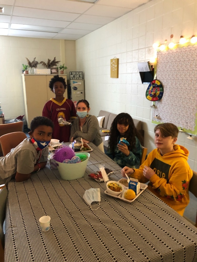 CMSTaylorMiddle's tweet photo. Friday’s are for Learning, Lunch, and Friends! https://t.co/BUBnw0rDsP