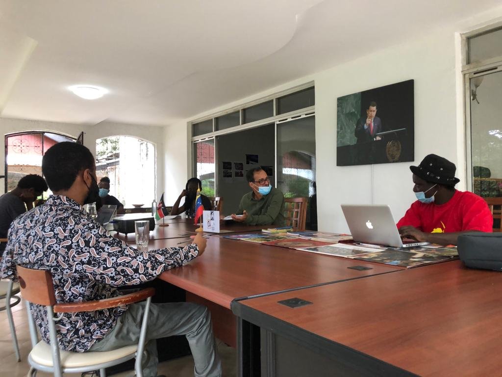 EmbaVEKenia's tweet photo. #VenezuelaInforma arriba a su semana 31 de difusión de la verdad. Jóvenes de movimientos sociales lo celebran con un fructífero debate sobre los alcances de este importante boletín. Centro Bolívar y Chávez. Kenia. https://t.co/qA1CFQ0xEs
