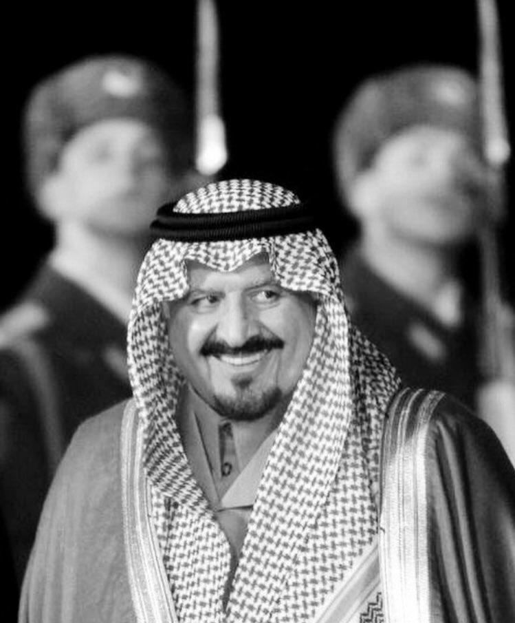 من أجمل ماقيل في الرثاء ، هذا البيت للأمير #بدر_بن_عبدالمحسن  بعد رحيل الأمير سلطان بن عبدالعزيز  رحمه الله :

ليته لا رحل " مثلك " ، حفرنا فالسحاب قبور
وعشنا في رجا وسمٍ نشوفك في مخاييله 

#ذكرى_وفاه_الامير_سلطان_بن_عبدالعزيز