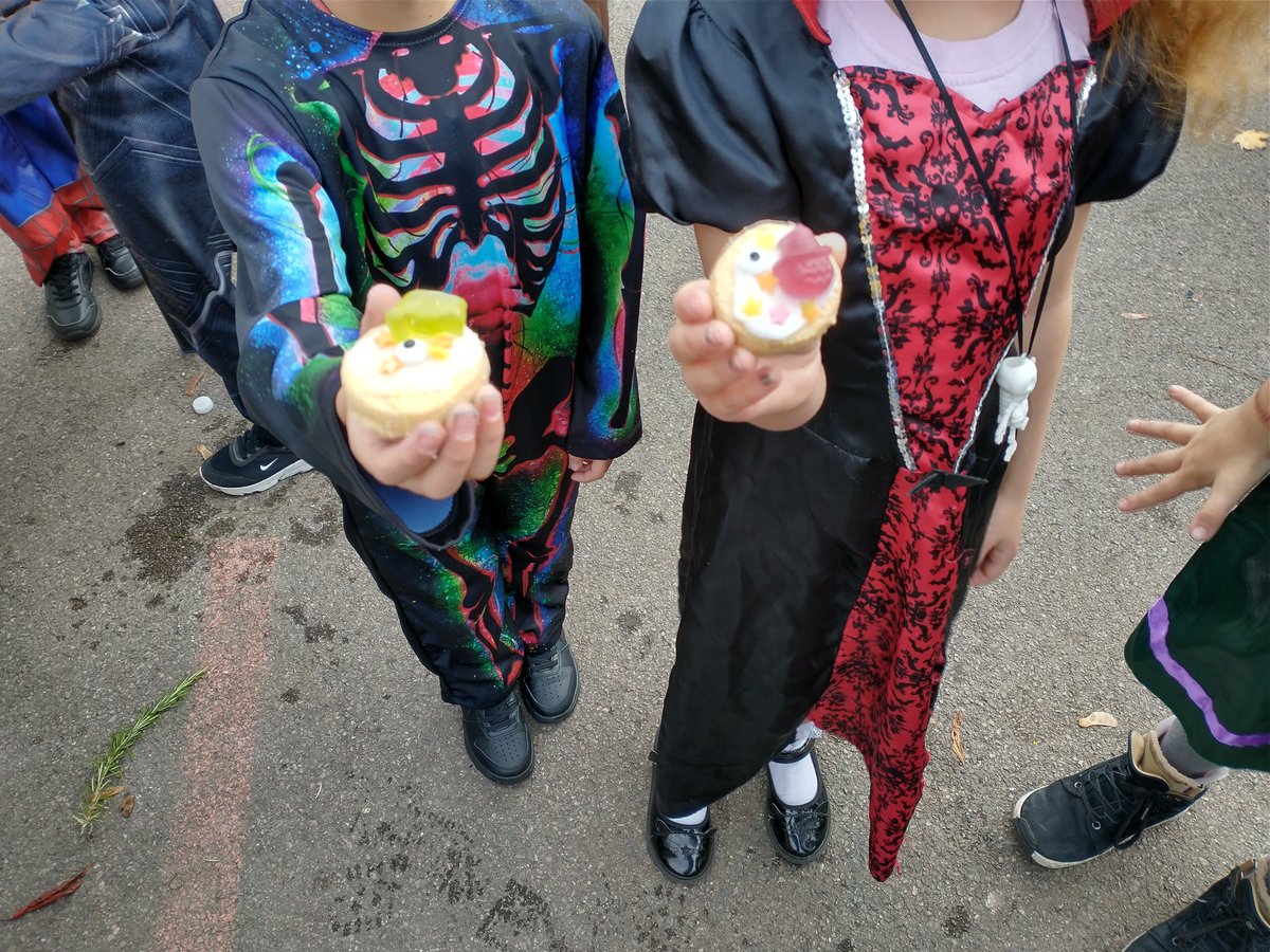 ChilternY3's tweet photo. What a great way to end this half of the term - Fall Fun Friday! 🎃🍂 https://t.co/JRobk9tNuU