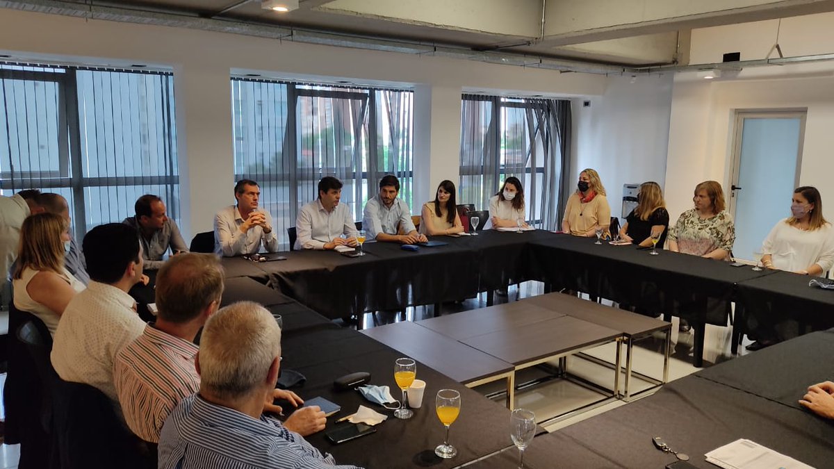 DiStefanoSil's tweet photo. Fondos a municipios y comunas. Legisladores y legisladoras con jefes y jefas de los gobiernos locales analizamos la falta de envío de recursos por parte del Gobierno de Omar Perotti. (SIGUE) https://t.co/64dJxe2NgP