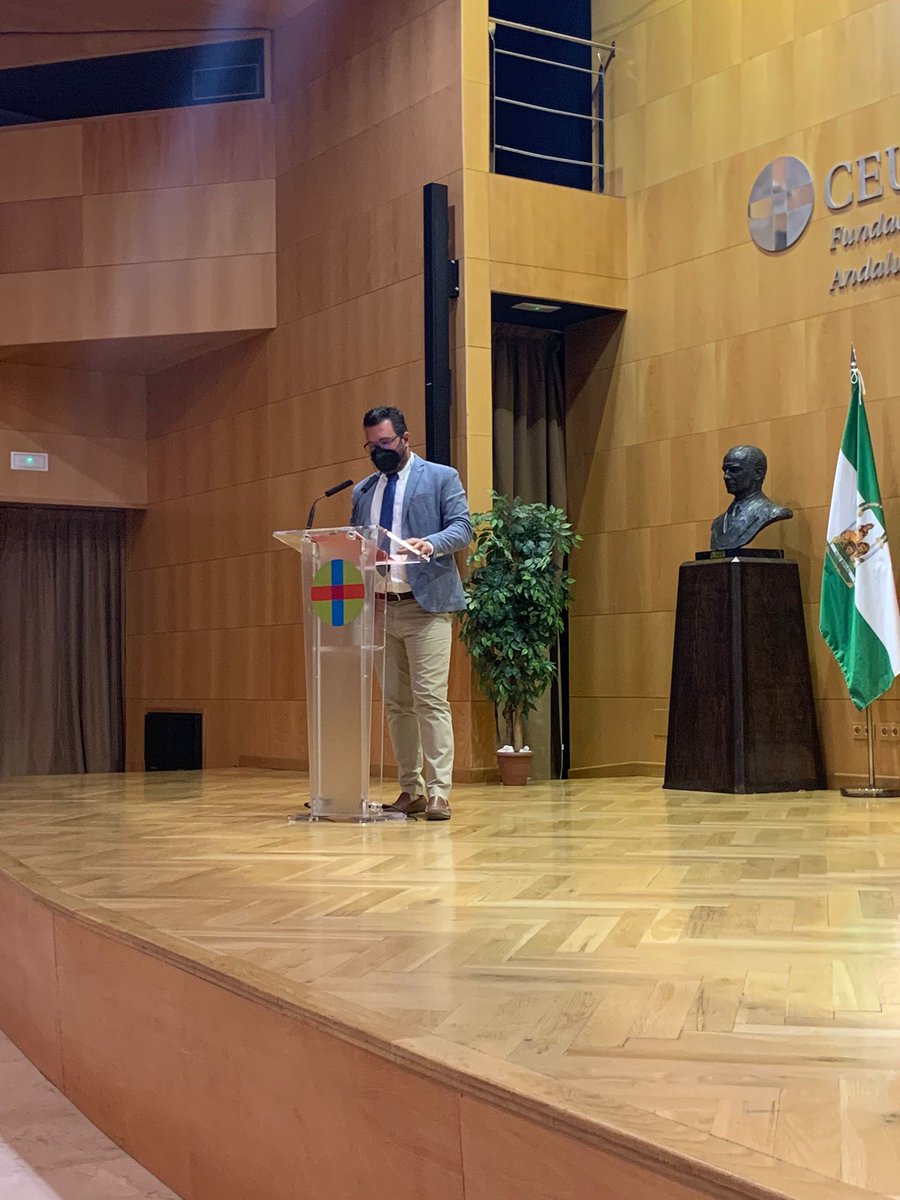 ColefAndalucia's tweet photo. 🔵Nuestro presidente, @teba_jose, ha participado este viernes en la inauguración de los #postgrados de @CEUAndalucia impartidos por @ESYDE_Formacion.

Desde el COLEF de #Andalucía, #Ceuta y #Melilla deseamos un buen curso a nuestros colegiados.

#CAFyD #EducaciónFísica #Formación https://t.co/kPcty6cOkk