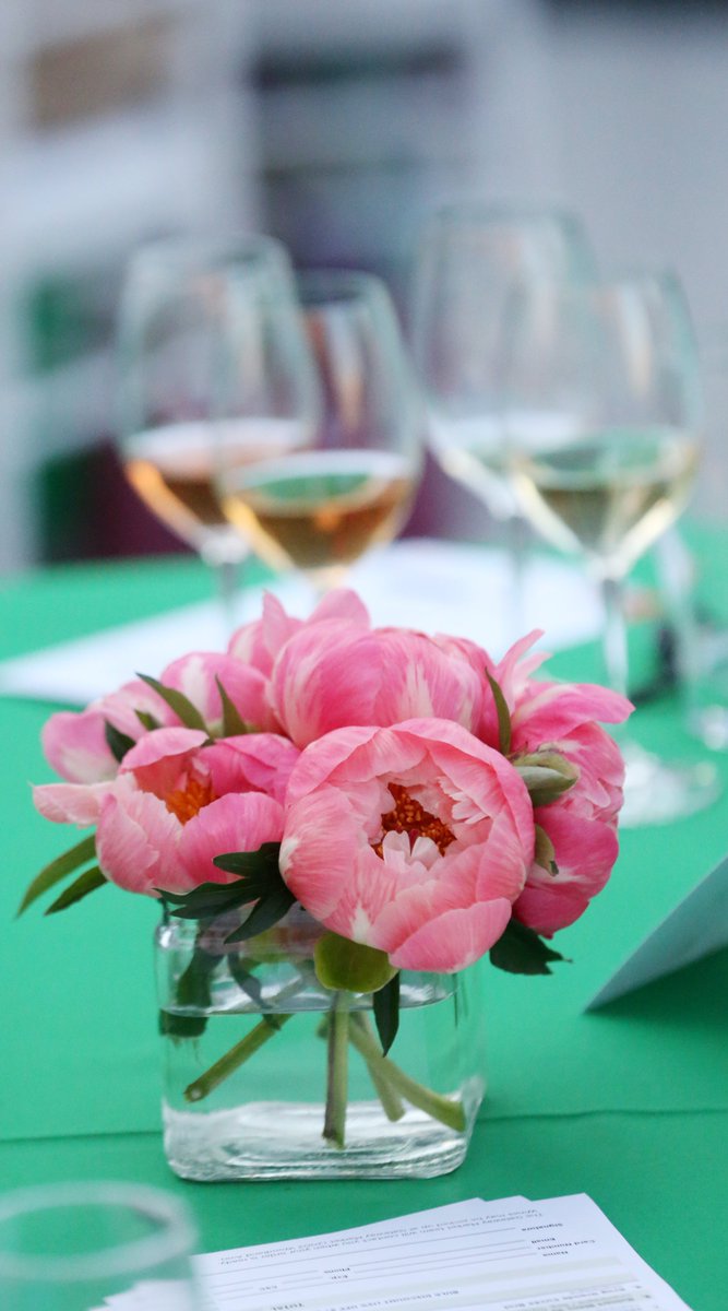 It's Champagne Day! And that's a holiday we won't miss celebrating. Cheers 🥂
.
.
.
#winefestdsm