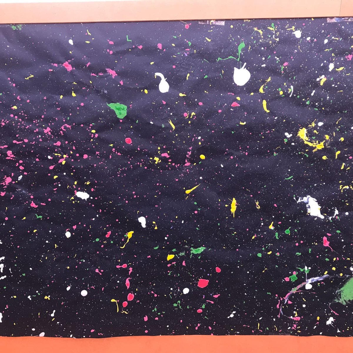 Recreando las explosiones del Big Bang en infantil.