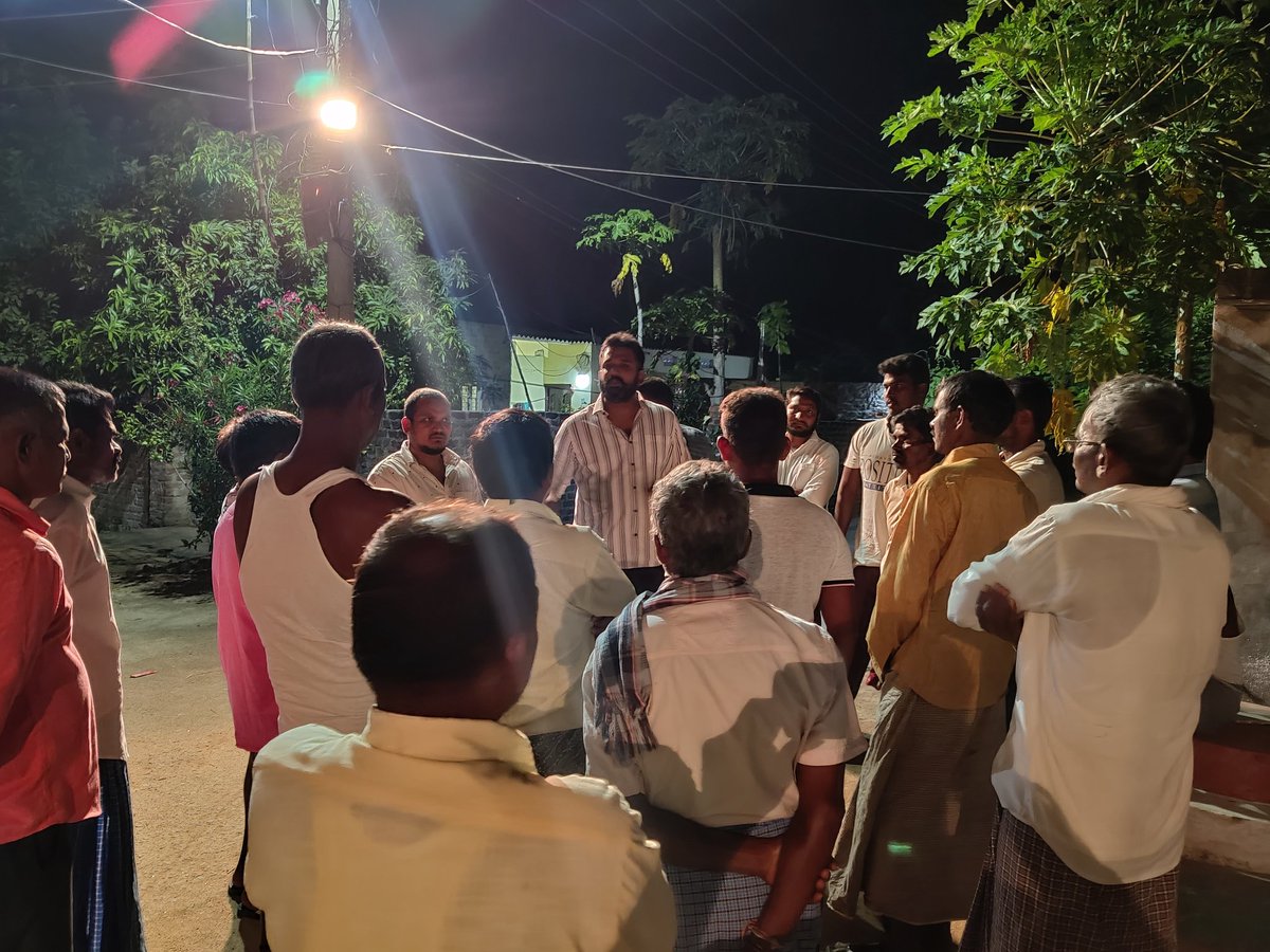 Krishank_BRS's tweet photo. చిన్న గ్రూప్ కదా అని తక్కువ అంచనా వేయ్యోద్దు. ప్రతీ ఒక్కరితో మాట్లాడుతున్నాం, 
ఇంకా 5 రోజులు ప్రచారం మాత్రమే....
గ్రౌండ్ సెట్ అయింది,
సోషల్ మీడియా, మీరు కూడా రెడీ గా ఉన్నరు కదా ?

#HuzurabadWithTRS https://t.co/Y7UYQv1NFi