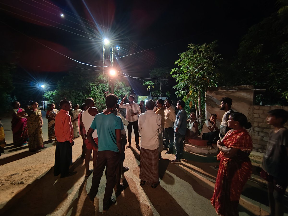 Krishank_BRS's tweet photo. చిన్న గ్రూప్ కదా అని తక్కువ అంచనా వేయ్యోద్దు. ప్రతీ ఒక్కరితో మాట్లాడుతున్నాం, 
ఇంకా 5 రోజులు ప్రచారం మాత్రమే....
గ్రౌండ్ సెట్ అయింది,
సోషల్ మీడియా, మీరు కూడా రెడీ గా ఉన్నరు కదా ?

#HuzurabadWithTRS https://t.co/Y7UYQv1NFi