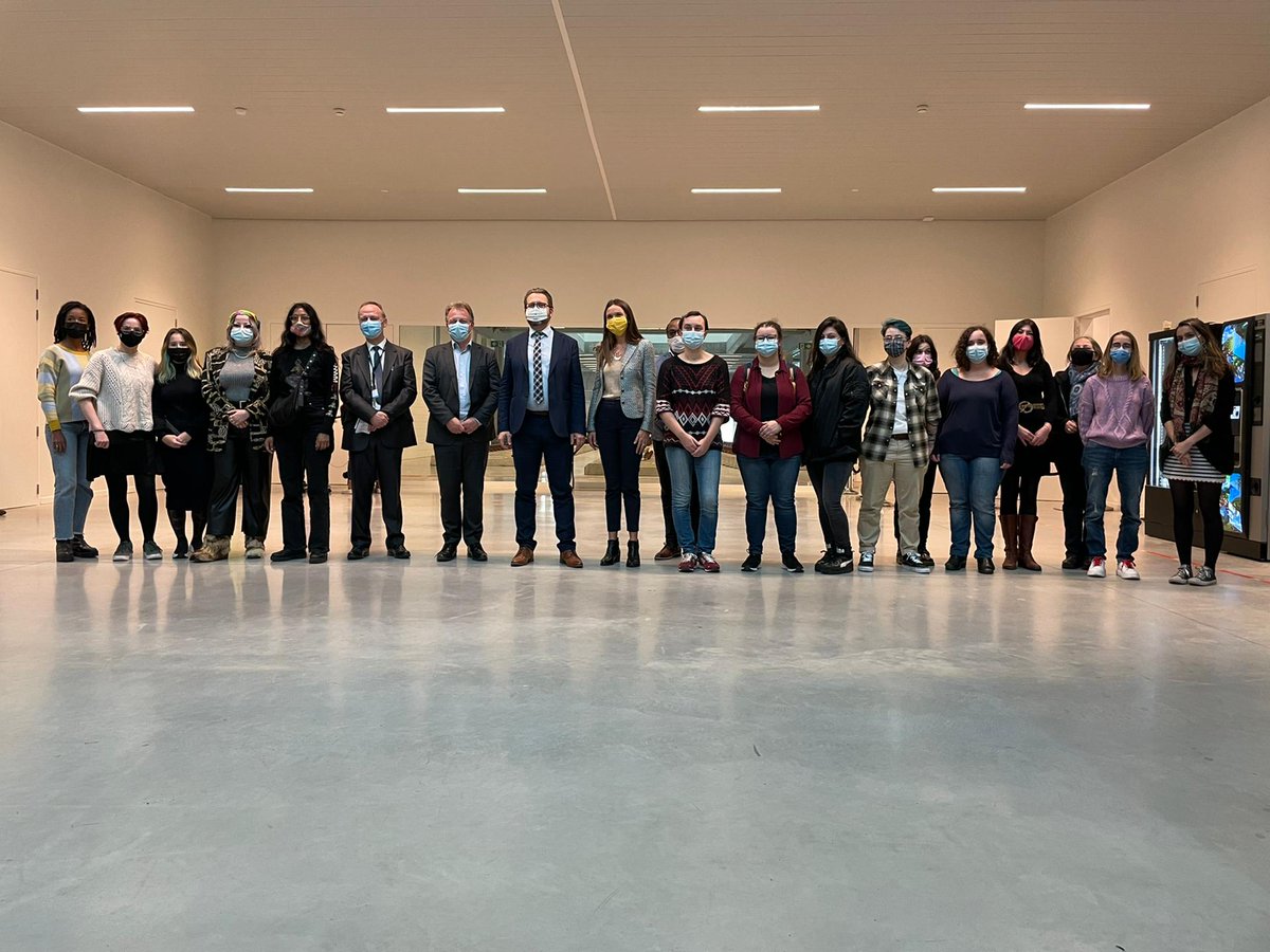 Benoit__Gilson's tweet image. Een fantastische ontmoeting met 15 👱‍♀️👩‍🦰👩‍🦱  die zich via #Interface3 omscholen tot IT’er💻 👩‍💻 Samen met de ICT-teams van @Infrabel_NL lieten we hun zien hoe we bij Infrabel aan de slag gaan met virtual reality, artificiële intelligentie, augmented reality en geolokalisatie.