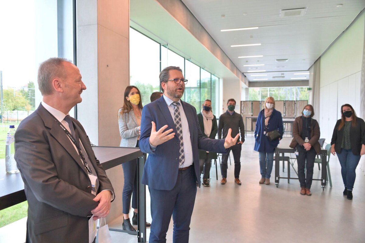 Benoit__Gilson's tweet image. Een fantastische ontmoeting met 15 👱‍♀️👩‍🦰👩‍🦱  die zich via #Interface3 omscholen tot IT’er💻 👩‍💻 Samen met de ICT-teams van @Infrabel_NL lieten we hun zien hoe we bij Infrabel aan de slag gaan met virtual reality, artificiële intelligentie, augmented reality en geolokalisatie.