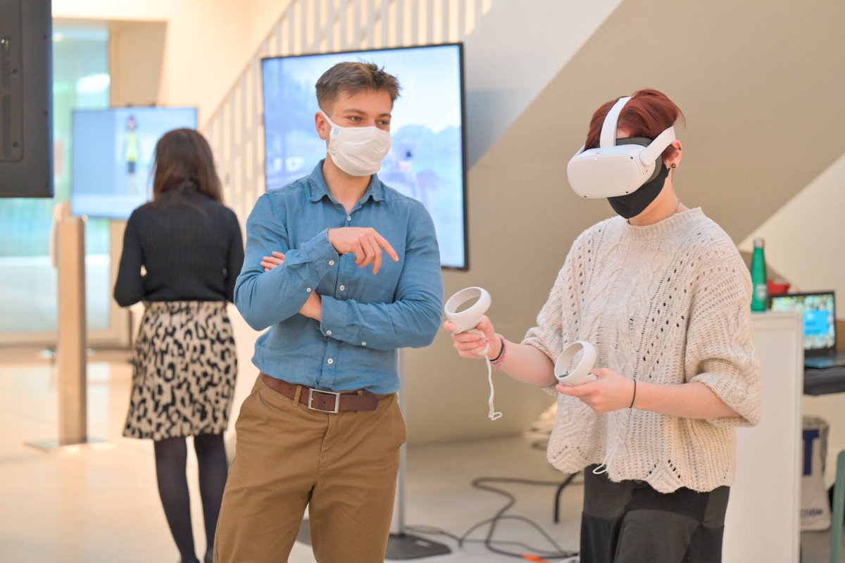 Benoit__Gilson's tweet image. Een fantastische ontmoeting met 15 👱‍♀️👩‍🦰👩‍🦱  die zich via #Interface3 omscholen tot IT’er💻 👩‍💻 Samen met de ICT-teams van @Infrabel_NL lieten we hun zien hoe we bij Infrabel aan de slag gaan met virtual reality, artificiële intelligentie, augmented reality en geolokalisatie.