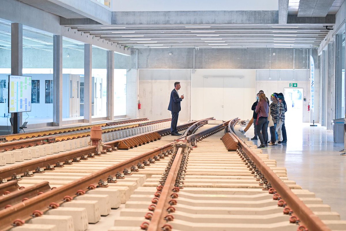 Benoit__Gilson's tweet image. Een fantastische ontmoeting met 15 👱‍♀️👩‍🦰👩‍🦱  die zich via #Interface3 omscholen tot IT’er💻 👩‍💻 Samen met de ICT-teams van @Infrabel_NL lieten we hun zien hoe we bij Infrabel aan de slag gaan met virtual reality, artificiële intelligentie, augmented reality en geolokalisatie.