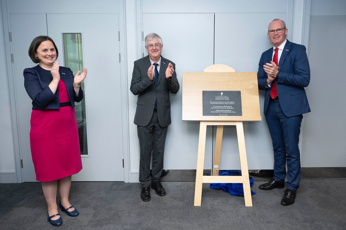 It’s official!

Ireland’s Consulate in Cardiff, @irelandinwales, is opened by Minister @simoncoveney, pictured here with First Minister Mark Drakeford @fmwales. 

The Mission is led by Consul General Denise Hanrahan @DHLis1.
