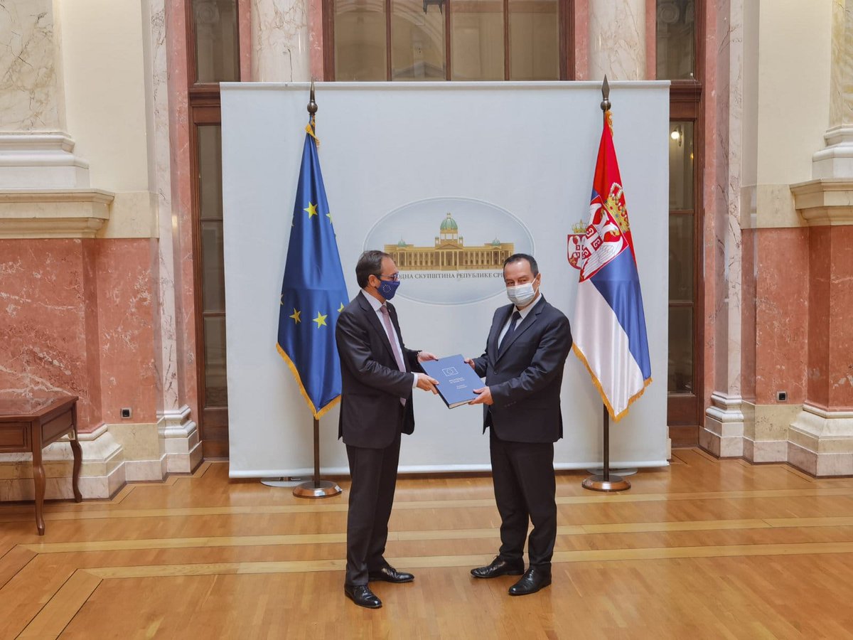 I was pleased to present today EC annual report on Serbia to speaker Dacić. Parliaments are the heart of democracy: National Assembly has a key role in promoting 🇷🇸 accession to 🇪🇺. Inflammatory statements in Parliament to be avoided to improve cross party dialogue.