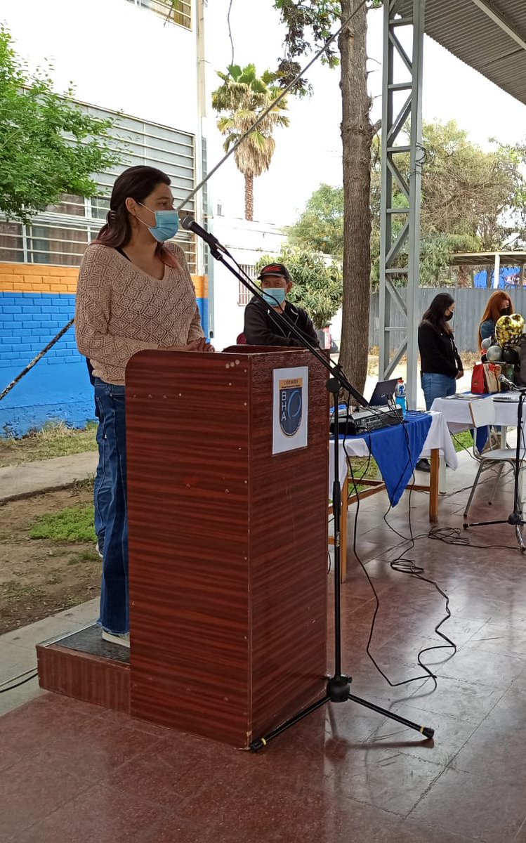 erikamartinez_o's tweet photo. 🟡 Hoy estuvimos en una actividad muy especial en el Liceo Betzabe Hormazabal de #SanMiguel donde se realizó entrega de computadores a estudiantes 💻

Esta entrega de #MiPrimerPc ha beneficiado a más de 300 estudiantes de 8vo básico de establecimientos municipales 🙌🏼 https://t.co/f42grzUM7F