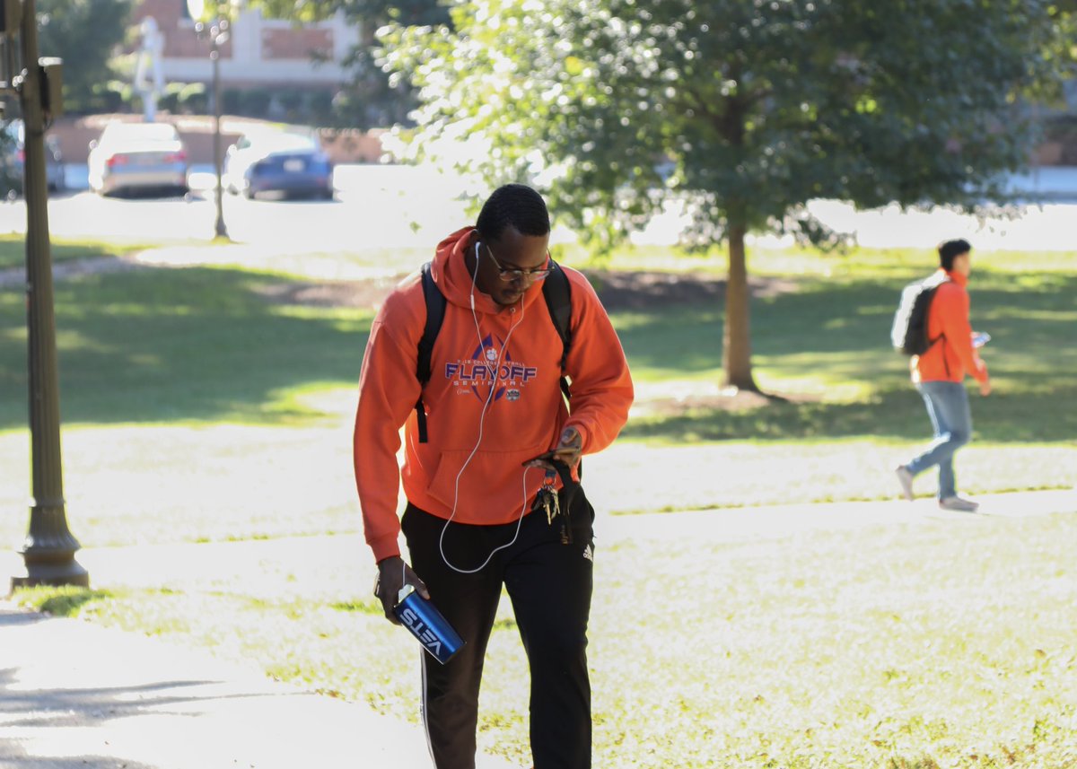 ClemsonUniv's tweet photo. We understood the assignment. ✔️ #SolidOrangeFriday https://t.co/nIYZkJ0TpV