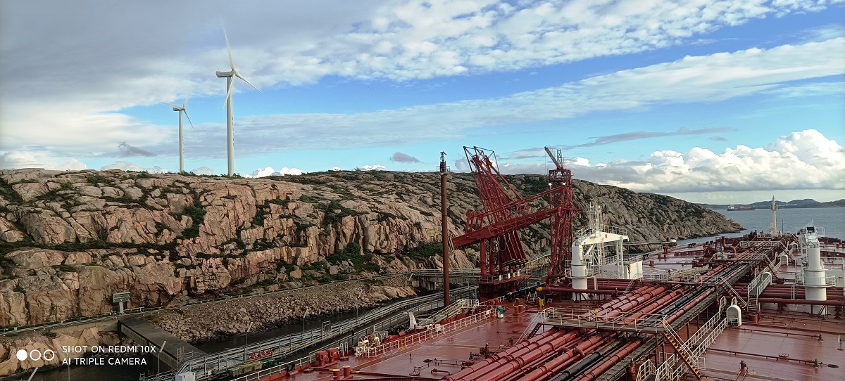 TeekayCorp's tweet photo. 📸 #photoalert!
Thank you Second Officer Chen for these stunning snippets of the Tianlong Spirit docking in Sweden. #TeekaySpirit https://t.co/goGnoKoh1T
