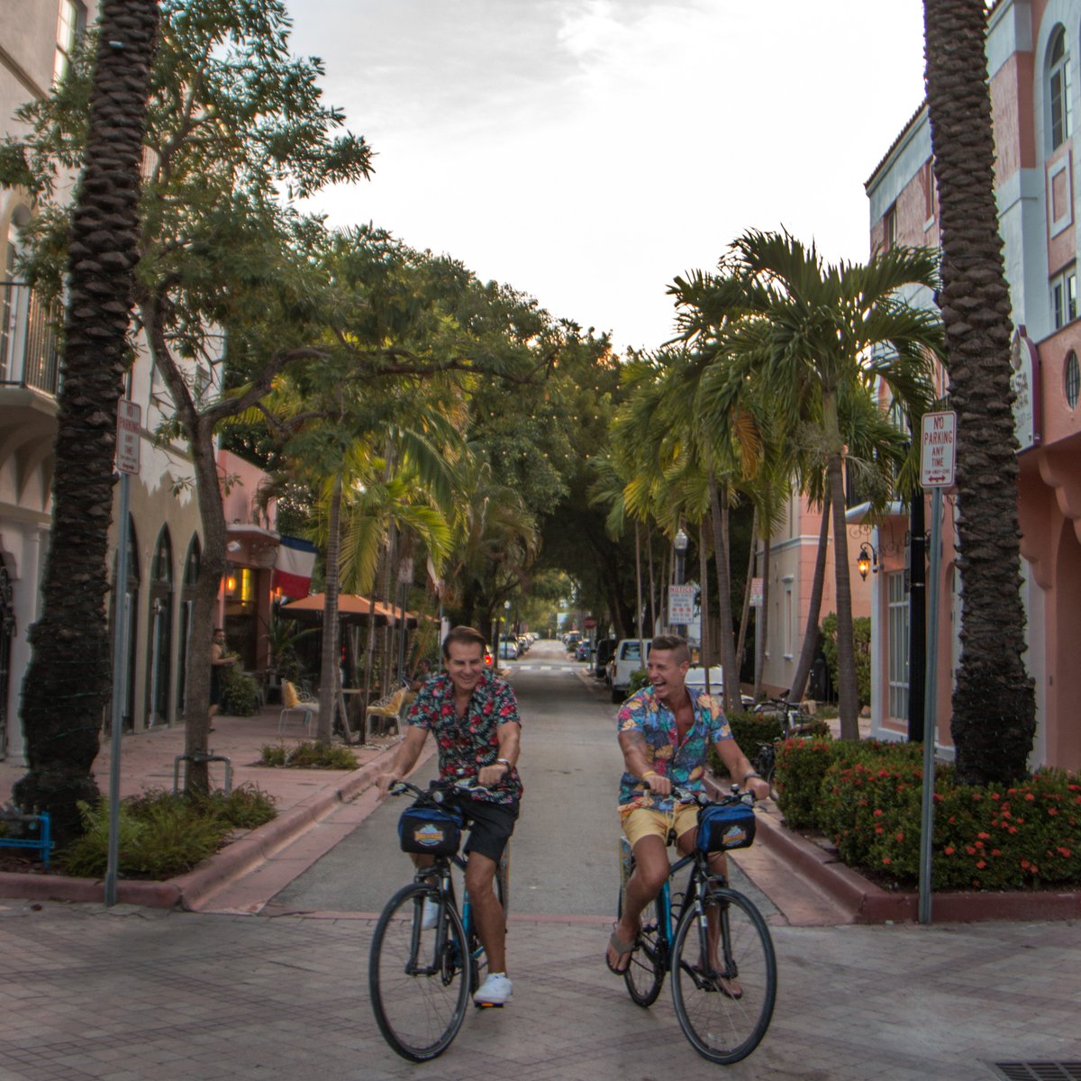 Bike down today...to Espanola Way 🏝️🚴 and get a taste of #sobeseafoodfest 🍤  | #bikeandrollmiami  #espanolaway #cjscrabshack #seafood #miamibeachactivities #miamibeachlife #SobeSeafoodFest #joesstonecrab
.
.
.
Bike and Roll 210 10th Street 
305.604.0001
bikemiami.com