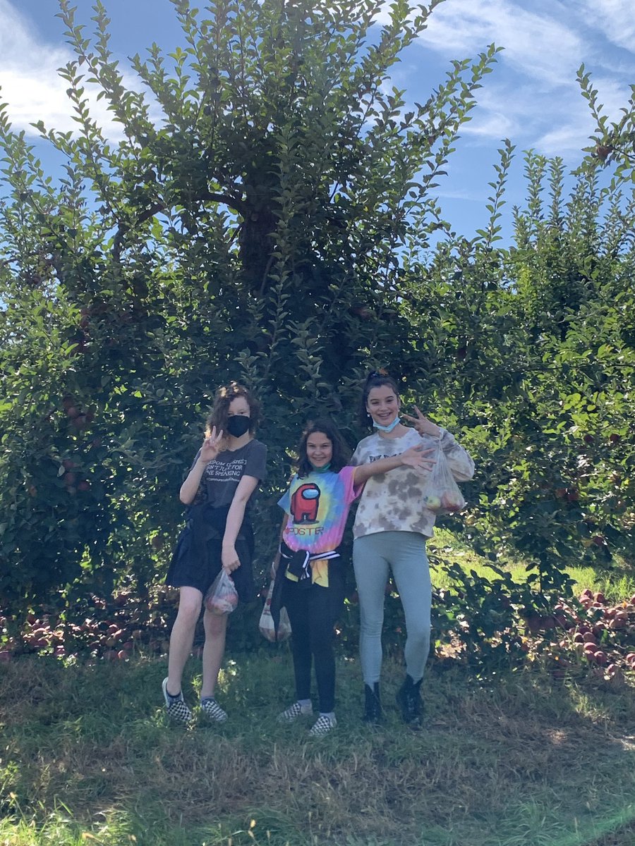 center_nj's tweet photo. Center School middle schoolers had a great trip to Melick’s Town Farm today in Oldwick. Fantastic weather, tractor ride, apple picking…all Fall favorites. https://t.co/lAVV3x2kMr