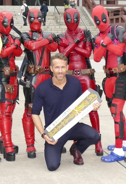 eigacom's tweet photo. 【🎊#HappyBirthday🎉】

本日10月23日は、「#デッドプール」「グリーン・ランタン」の #ライアンレイノルズ（@vancityreynolds）の #誕生日（1976年生まれ）❗️ 

D・ジョンソン、G・ガドットと共演したネトフリの「レッド・ノーティス」が配信待機中です。

プロフィールは👉https://t.co/jU4t5aJbrj https://t.co/Gp49AzyDqa