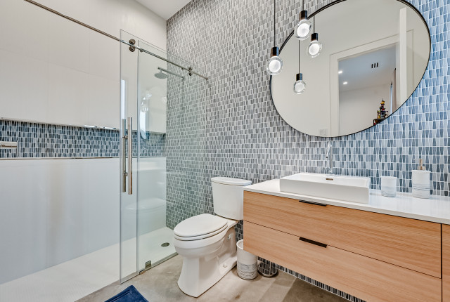 ThePropertyBoy's tweet photo. New This Week: 4 Beautiful Bathrooms With a Curbless Shower (4 photos) https://t.co/qK7YPCqQpn #PropertyIdeas #RG27 https://t.co/Ks63AWdL7Q