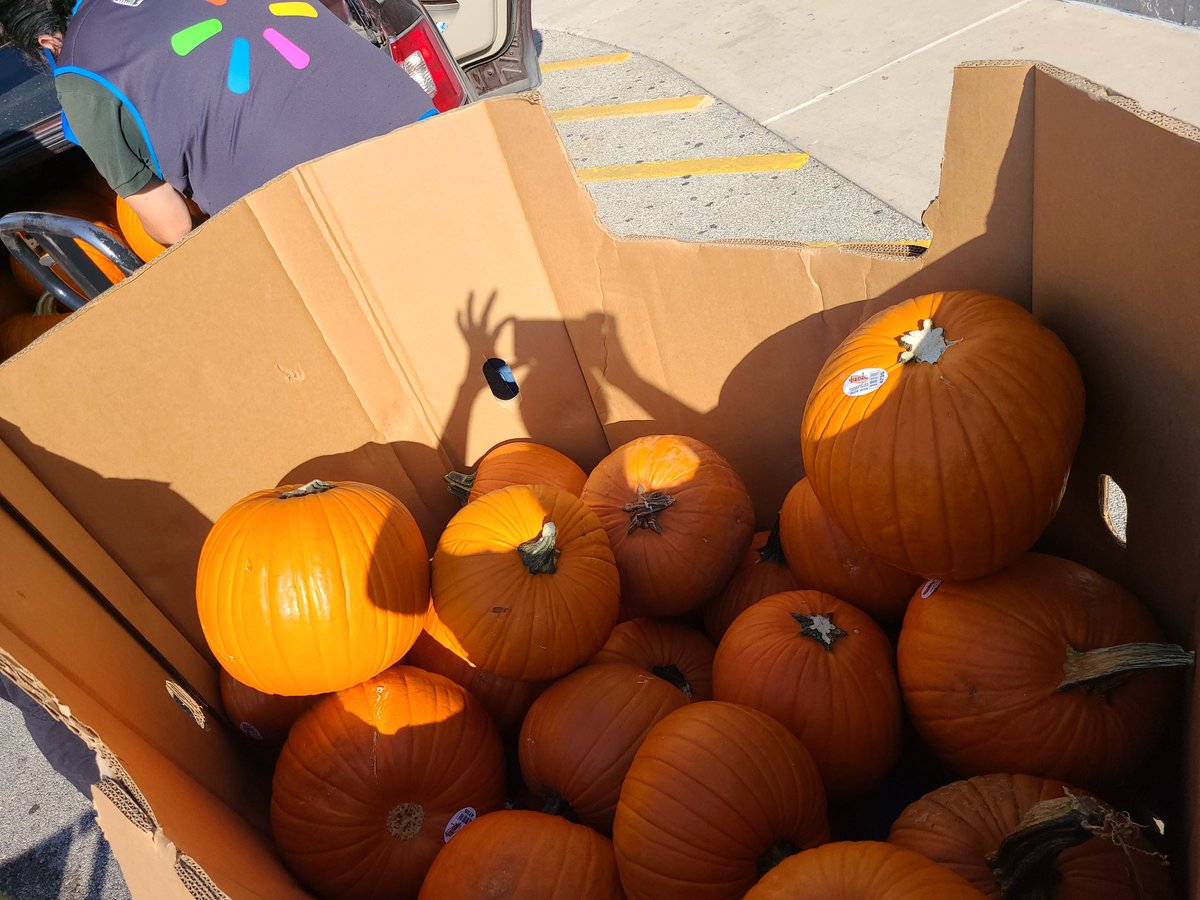 LimonZabrina's tweet photo. Partnering with the city of Pearsall TX for the Havest Festival! T-MOBILE Pumpkin Sponsor! #SMRA #TeamMagenta #areyouwithus  #CommunityEngagement #FrioCounty #Uncarrier #festival #funfriday https://t.co/uegRIREeqz