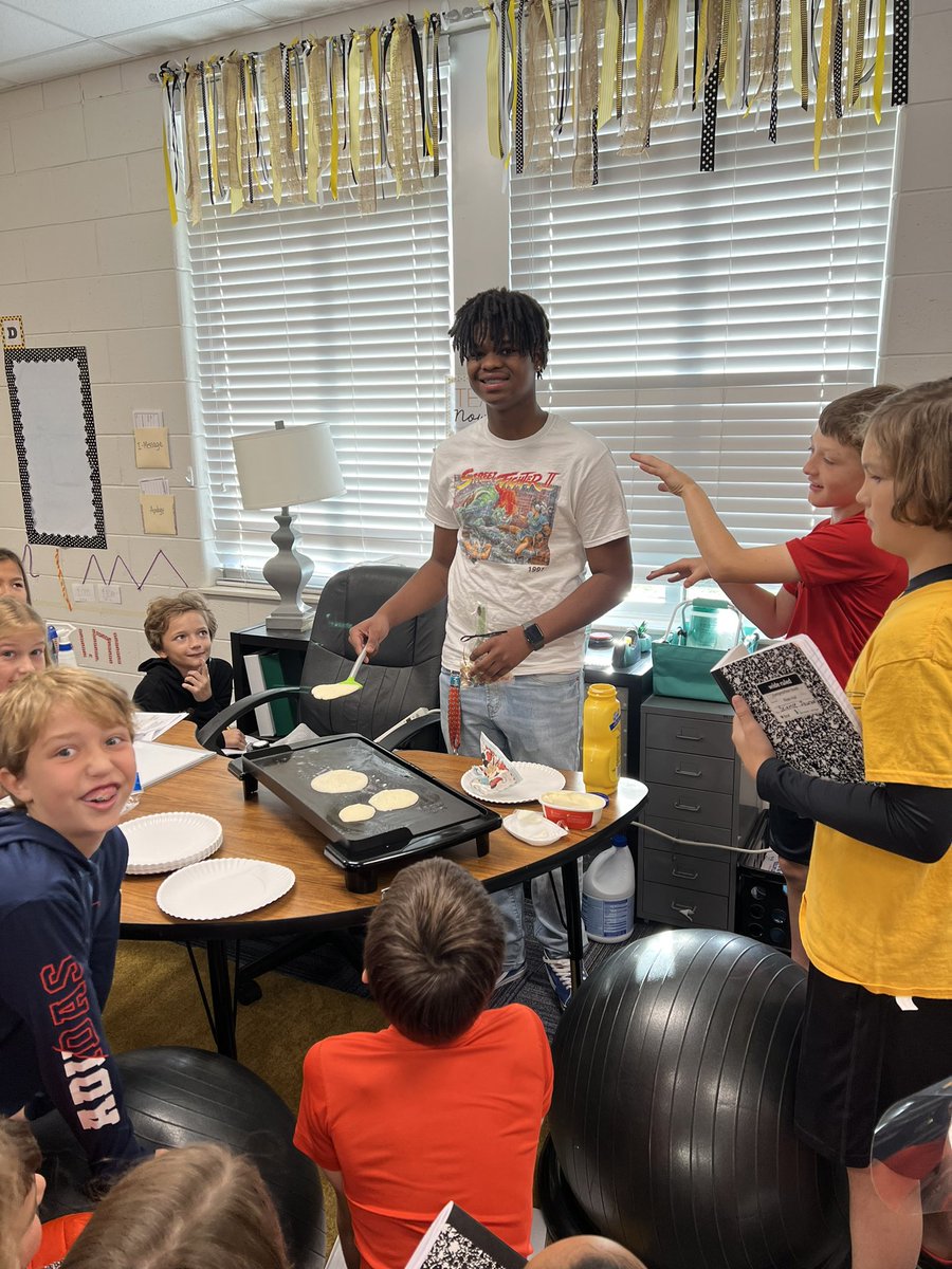 MrsNellyGWC's tweet photo. The Chemical Change Café officially opened for business! Our amazing ECE student from @RichmondHill_HS helped us with the first few orders, too! 🥞🧈🍁😋 #iteachfifth #iteachscience #CTAE #mesrocks #mesisourhappyplace #pictureperfectscience https://t.co/Qgh2tfoHp2