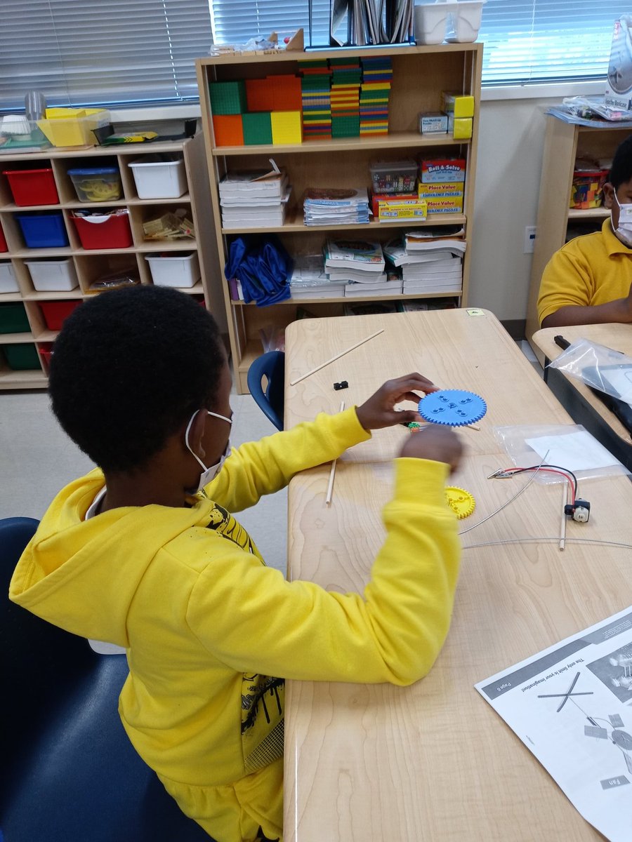 SDMitchell61's tweet photo. 2nd Grade Scholars creating Wiggle-Bots @GetTeacherGeek @TAGThinkTank. @APSTAGAcademy. @TAGMsRackston #stemtopia180 https://t.co/z0fEf6E0wW