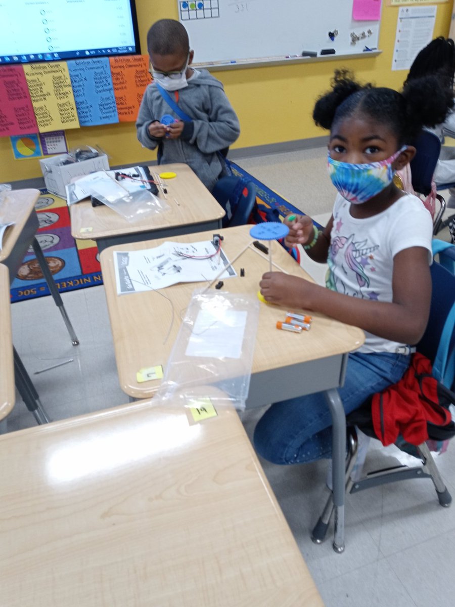 SDMitchell61's tweet photo. 2nd Grade Scholars creating Wiggle-Bots @GetTeacherGeek @TAGThinkTank. @APSTAGAcademy. @TAGMsRackston #stemtopia180 https://t.co/z0fEf6E0wW