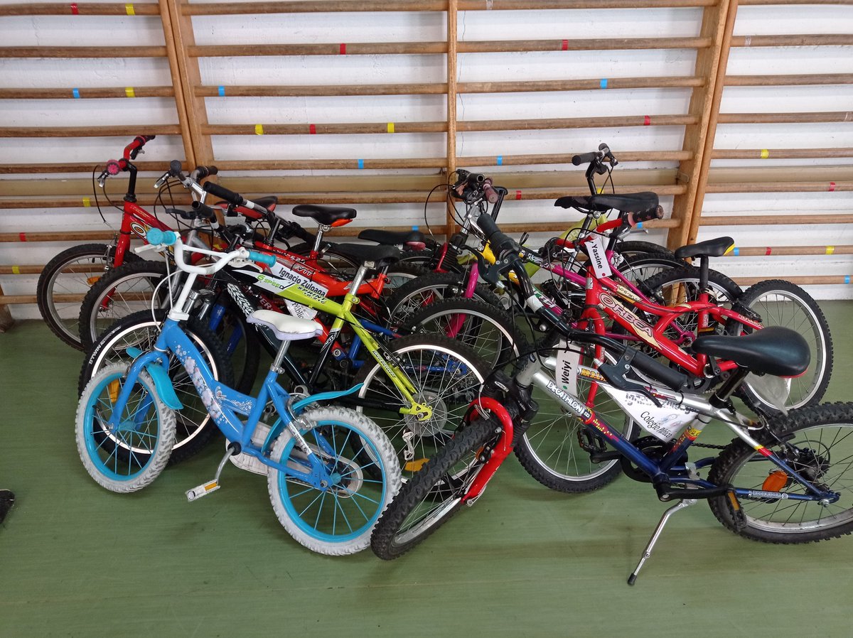 La cuarta visita al CEIP Ignacio Zuloaga se ha saldado con 14 bicis recuperadas.
5 bicis las hemos traído al taller para cuidados intensivos. Cuando les demos el alta volverán al cole.