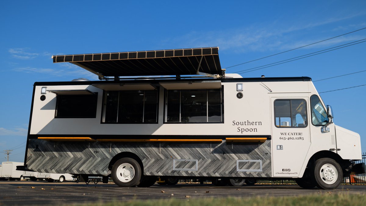 APEXSPECIALTY's tweet photo. How many times have you stood in line under the hot sun waiting for food wondering, “Is this even worth it?”🥵 Adding a beautiful retractable awning to a mobile build keeps customers shaded and in line! 😎
#foodtruck #mobilekitchen #custom https://t.co/WNmeJ4te1O