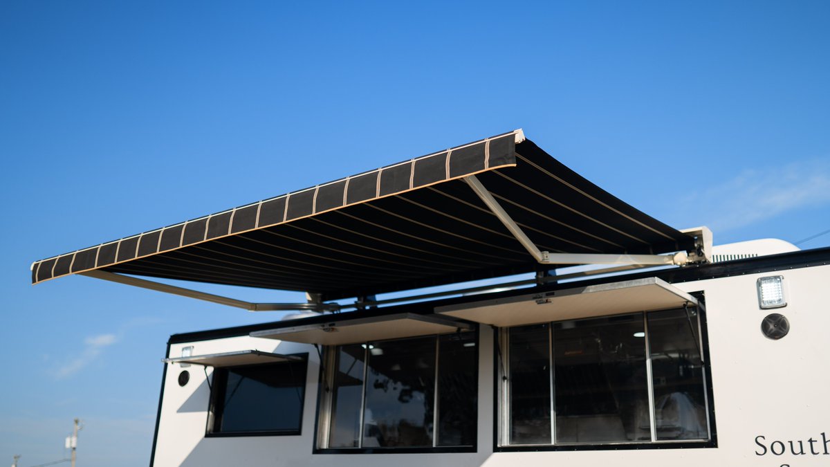 APEXSPECIALTY's tweet photo. How many times have you stood in line under the hot sun waiting for food wondering, “Is this even worth it?”🥵 Adding a beautiful retractable awning to a mobile build keeps customers shaded and in line! 😎
#foodtruck #mobilekitchen #custom https://t.co/WNmeJ4te1O