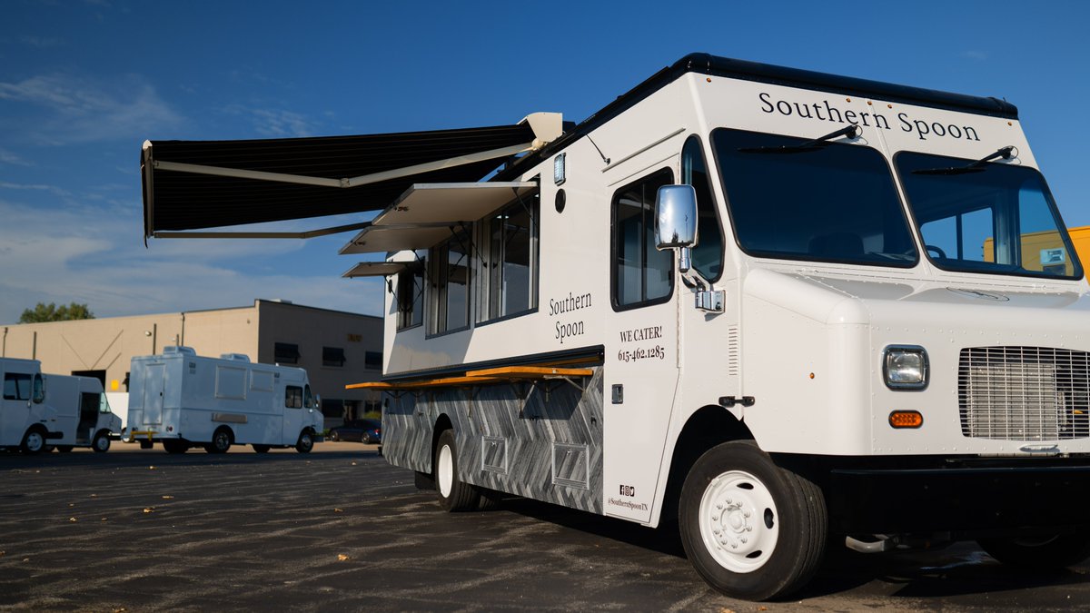 How many times have you stood in line under the hot sun waiting for food wondering, “Is this even worth it?”🥵 Adding a beautiful retractable awning to a mobile build keeps customers shaded and in line! 😎
#foodtruck #mobilekitchen #custom