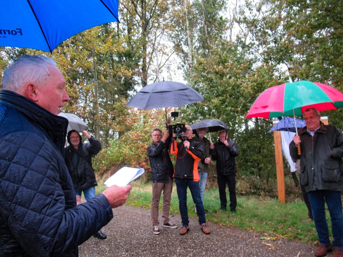 DeBiezen_76's tweet photo. Een winderige en kletsnatte onthulling van de #grenspaal #Kerveheester en de aftrap van het gezamenlijke project 'Over en Weer" van de heemkundes #Erthepe #DeKommanderij en #DeLangeVonder Eigenlijk wel passend bij de #broekgronden van weleer..π§#Aa #KleineAa #SnelleLoop π§ https://t.co/qlaTbIarR5