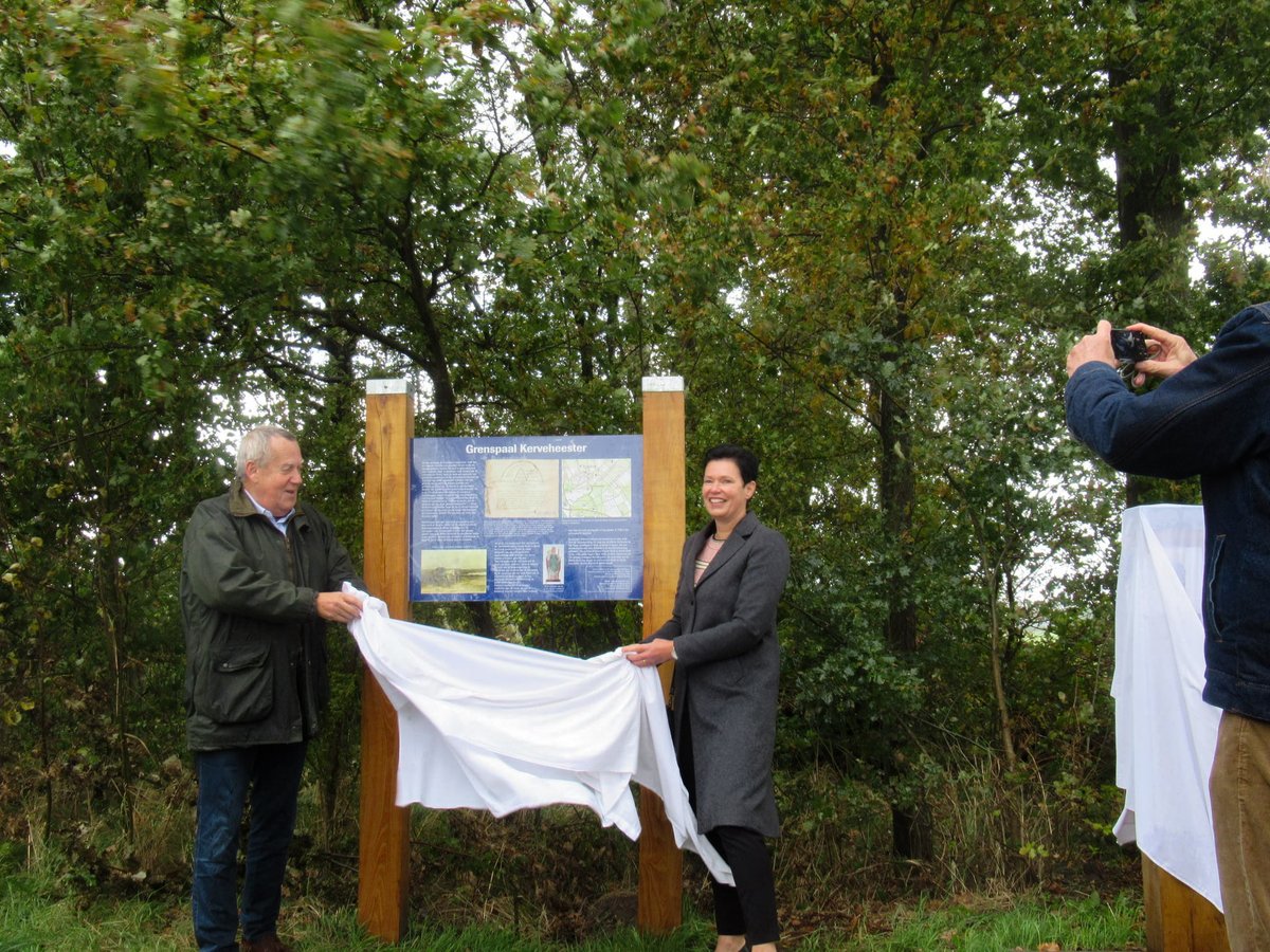 DeBiezen_76's tweet photo. Een winderige en kletsnatte onthulling van de #grenspaal #Kerveheester en de aftrap van het gezamenlijke project 'Over en Weer" van de heemkundes #Erthepe #DeKommanderij en #DeLangeVonder Eigenlijk wel passend bij de #broekgronden van weleer..π§#Aa #KleineAa #SnelleLoop π§ https://t.co/qlaTbIarR5