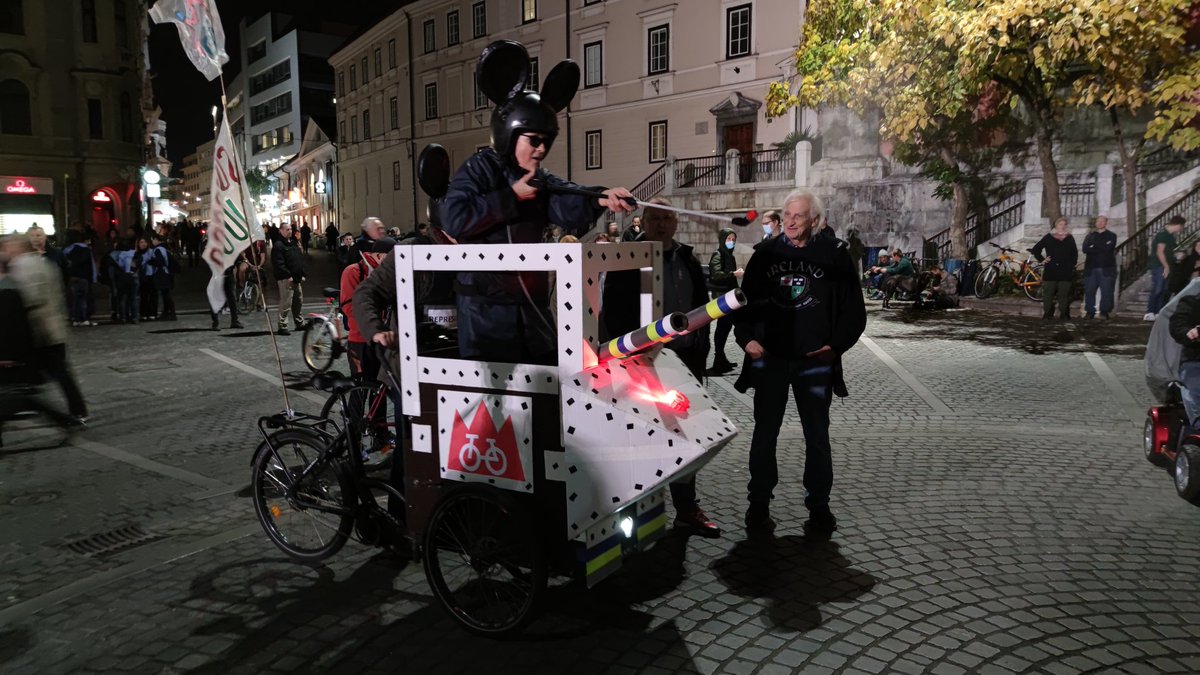 kosmacg's tweet photo. Pozdravljeni, za vas bom spremljal 79. petkov protivladni protest. Na Prešernovem trgu se je zbrala manjša žvižgajoča množica, tudi protestniški "vodni top" se je pojavil. @RTV_Slovenija #petkovprotest https://t.co/Tsa4PodDLt https://t.co/wcgHAIIrCo