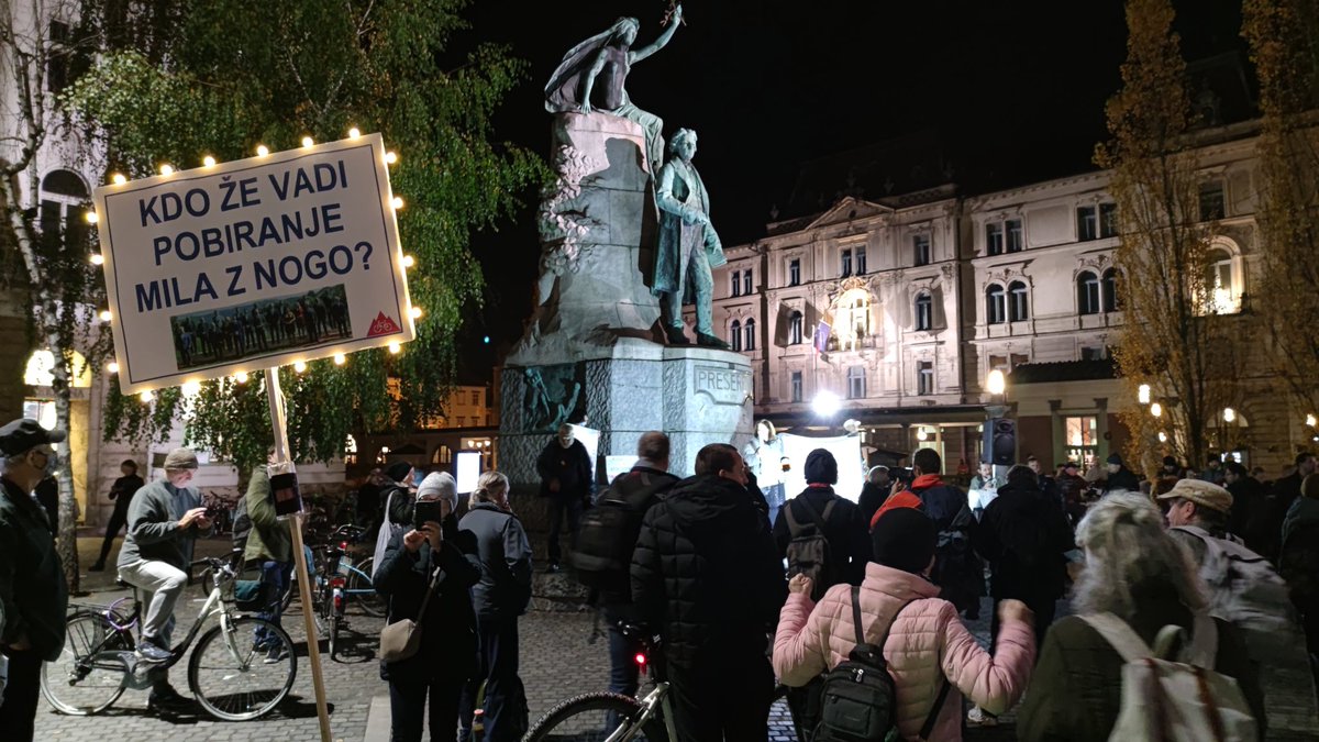 kosmacg's tweet photo. Pozdravljeni, za vas bom spremljal 79. petkov protivladni protest. Na Prešernovem trgu se je zbrala manjša žvižgajoča množica, tudi protestniški "vodni top" se je pojavil. @RTV_Slovenija #petkovprotest https://t.co/Tsa4PodDLt https://t.co/wcgHAIIrCo