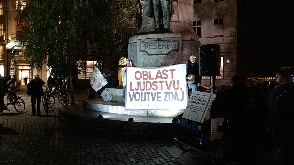 kosmacg's tweet photo. Pozdravljeni, za vas bom spremljal 79. petkov protivladni protest. Na Prešernovem trgu se je zbrala manjša žvižgajoča množica, tudi protestniški "vodni top" se je pojavil. @RTV_Slovenija #petkovprotest https://t.co/Tsa4PodDLt https://t.co/wcgHAIIrCo