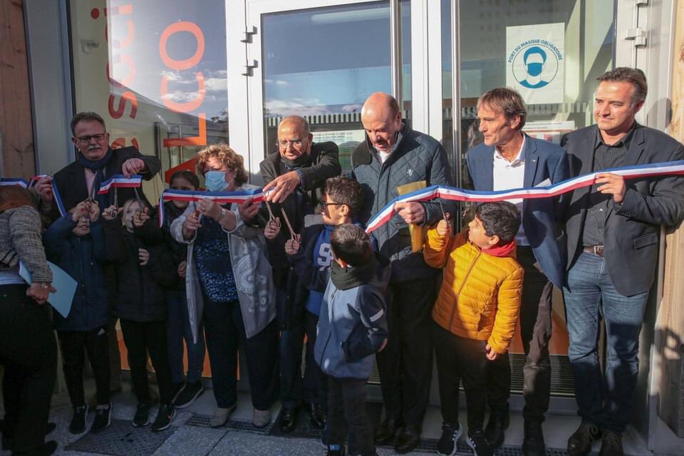 Grosse émotion ce matin lors de l’inauguration à Amiens Nord des nouveaux locaux du Centre Social et Interculturel #ALCO et de la placette baptisée "Jean-Christophe Parisot de Bayard", Préfet et diacre.