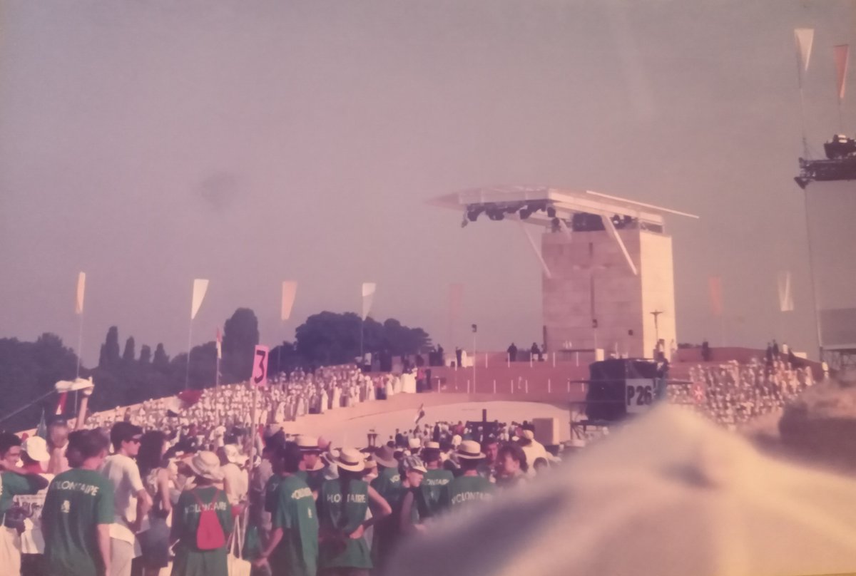 PATRIKBS's tweet photo. Mémoriaux au temps de la grâce avec la foi à l'épreuve;  Paris 97 avec Jean-Paul II. Le rencontre personnelle inattendue; sans caméras et traversant un pont dans Paris endormi. Mon âme vit reconnaissante avec ce moment de grâce et pour votre sainte bénédiction dans la vie. https://t.co/rCMg0VK8NM