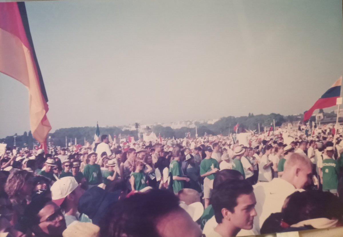 PATRIKBS's tweet photo. Mémoriaux au temps de la grâce avec la foi à l'épreuve;  Paris 97 avec Jean-Paul II. Le rencontre personnelle inattendue; sans caméras et traversant un pont dans Paris endormi. Mon âme vit reconnaissante avec ce moment de grâce et pour votre sainte bénédiction dans la vie. https://t.co/rCMg0VK8NM