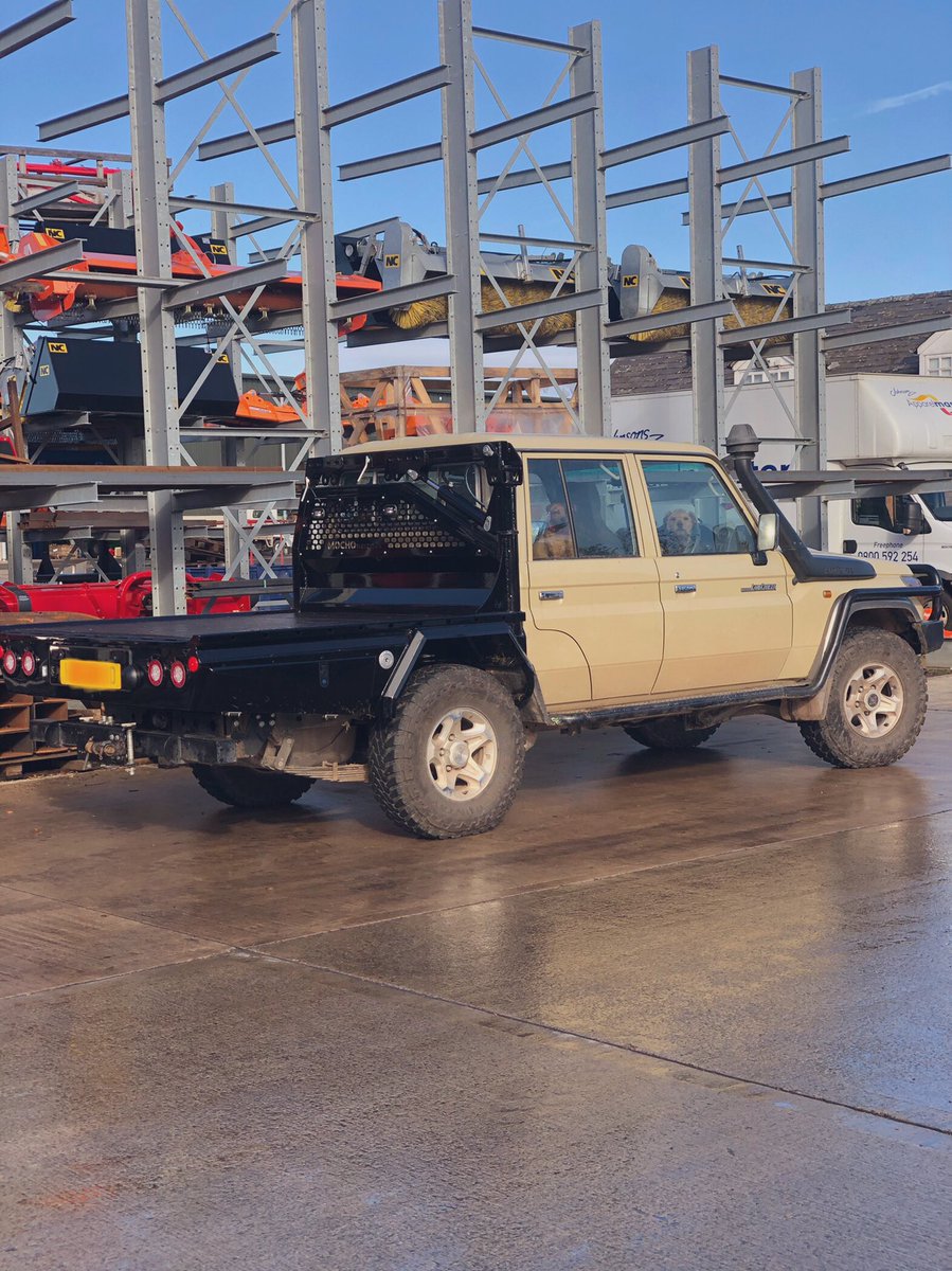 ltxastley's tweet photo. @DougDeMuro this pretty interesting land cruiser came into my work today, it was on a 2020 plate! Hydraulic crane on the bed, winch up front. I want it 😂 https://t.co/tDCKicvJyh