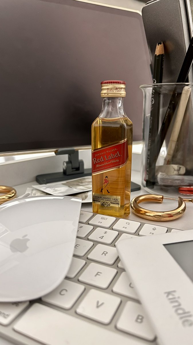 iwhiteLover_B's tweet photo. My mini when I can’t sleep. #minibottle #Whisky #50ml #redlabel #insomnia #JohnnieWalker https://t.co/Aqd2lNjF4p