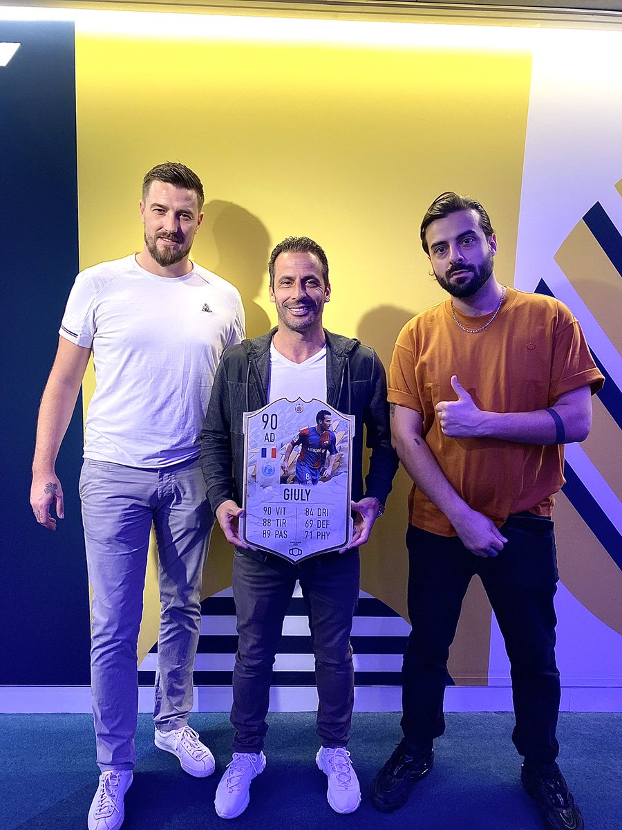 C’est au tour de <a href="/Ludovic_Giuly/">Ludovic Giuly</a> de recevoir sa carte légende, c’est plutôt mérité non ? 
#1jourunedinguerie