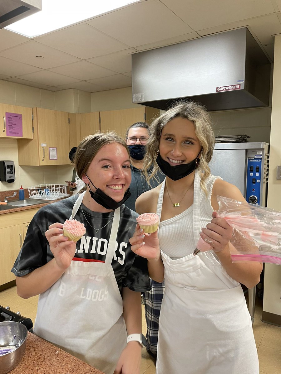 MissSavitski's tweet photo. We’ve had a great start to our cakes unit this week! Showing off some beautifully decorated cupcakes and two layer chocolate cake! #CulinaryArtsII https://t.co/mk8FMpodym