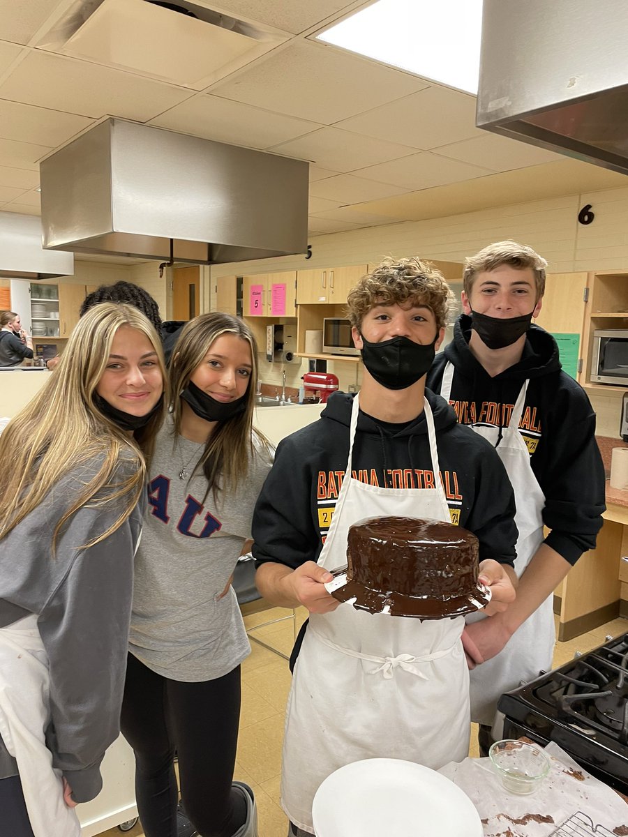 MissSavitski's tweet photo. We’ve had a great start to our cakes unit this week! Showing off some beautifully decorated cupcakes and two layer chocolate cake! #CulinaryArtsII https://t.co/mk8FMpodym