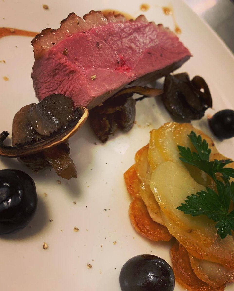 Sand0831's tweet photo. Retour de nos élèves de première bac pro cuisine après 4 semaines de stage !
Nous sommes heureux de les retrouver en forme et motivés … Retour à la technique , à l’apprentissage.
#techniqueculinaire #food #cuisine #competence #apprentissage #capacité #lyceepublic https://t.co/oeIbiUziEA