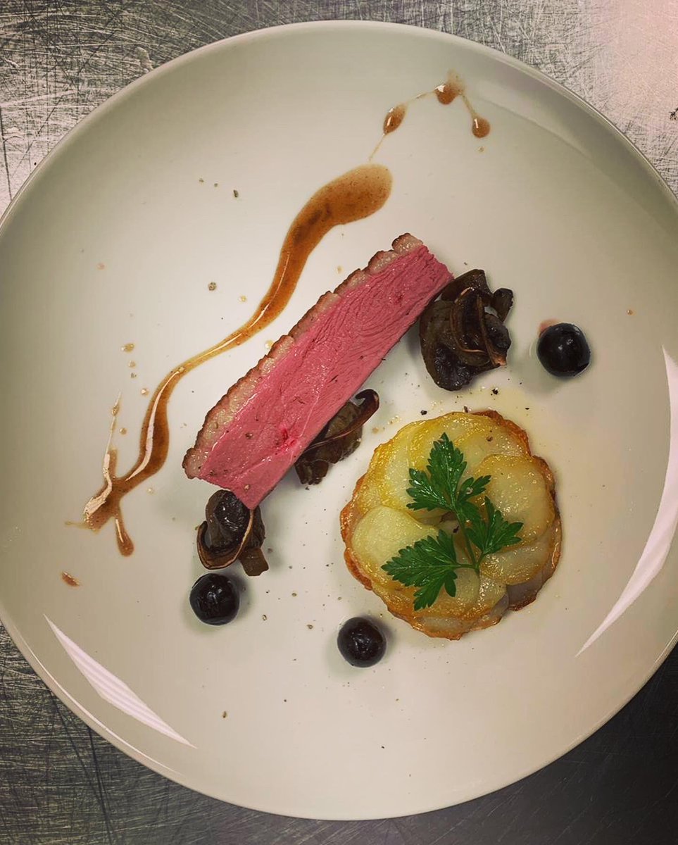 Sand0831's tweet photo. Retour de nos élèves de première bac pro cuisine après 4 semaines de stage !
Nous sommes heureux de les retrouver en forme et motivés … Retour à la technique , à l’apprentissage.
#techniqueculinaire #food #cuisine #competence #apprentissage #capacité #lyceepublic https://t.co/oeIbiUziEA
