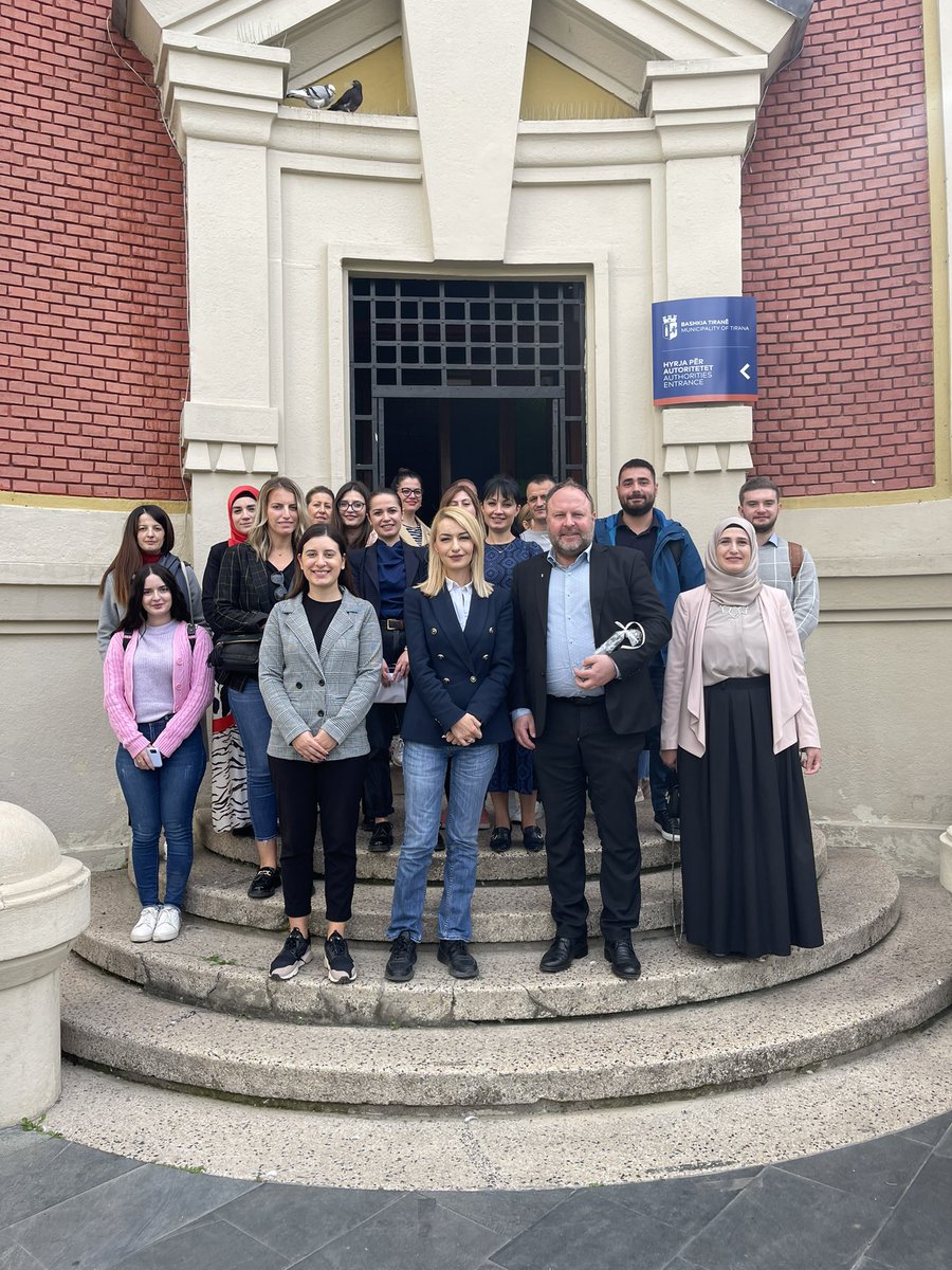 grejsi_bixhi's tweet photo. Si pjese e programit Suedez zhvilluam takimin prezantues ne @CityOfTirana me antare te @KeshilliTirane , kryetaren e keshillit @RominaKuko , perfaqesues nga Instituti Nderkombetar Suedez per Demokraci Lokale @ICLD_Sweden, nga sherbimet sociale dhe nga OJF. https://t.co/gqSpqJCdok