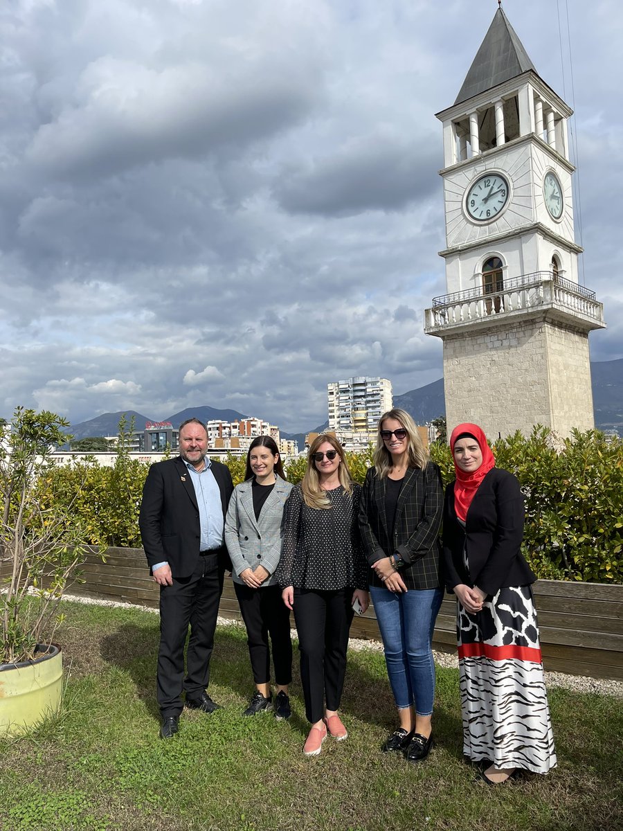 grejsi_bixhi's tweet photo. Si pjese e programit Suedez zhvilluam takimin prezantues ne @CityOfTirana me antare te @KeshilliTirane , kryetaren e keshillit @RominaKuko , perfaqesues nga Instituti Nderkombetar Suedez per Demokraci Lokale @ICLD_Sweden, nga sherbimet sociale dhe nga OJF. https://t.co/gqSpqJCdok