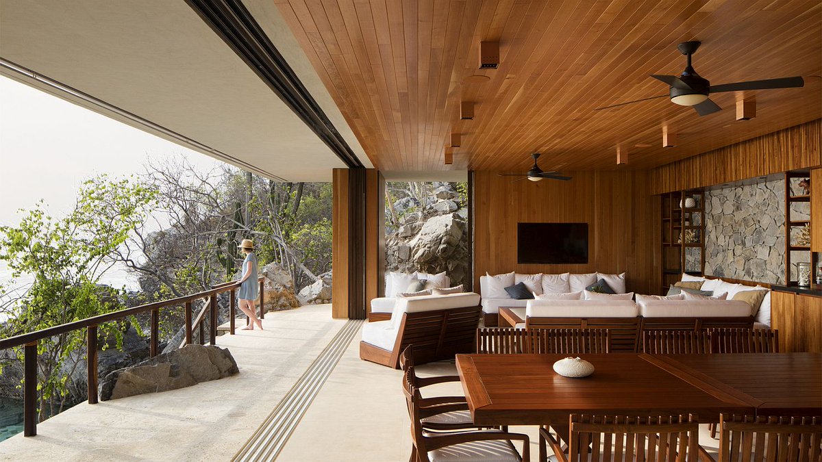 DonnetaCraneRE's tweet photo. Scenic ocean views are commonplace in and around this #dreamhome. #homestyle  https://t.co/0cVKEPEkKU https://t.co/q47TAp7m05