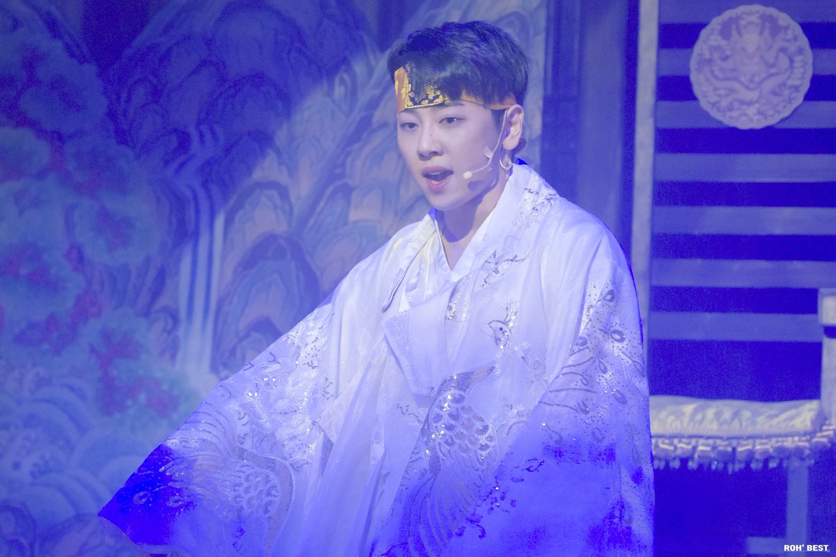 ROHsBEST's tweet photo. 211022 뮤지컬 창업 스페셜커튼콜

로원장....이라니....

#노태현 #Rohtaehyun #ノテヒョン #โนแทฮยอน #뮤지컬창업 #창업 #이방원 #조선 #뮤지컬 https://t.co/KGwTX7Z63R